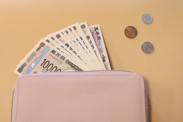 財布からお金が出る様子